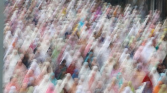 Umat Muslim melaksanakan Salat Idul Fitri 1447 Hijriah di Jatinegara, Jakarta, Jumat (21/3/2026). [Suara.com/Alfian Winanto]