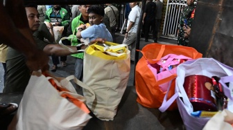 Prabowo Bagikan Ribuan Sembako saat Malam Takbiran di Medan