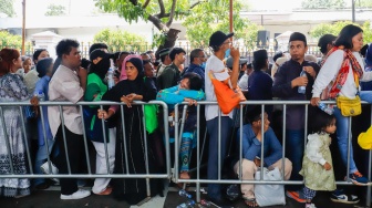 Warga mengantre dan menunggu masuk untuk Halal bihalal bersama Presiden di Istana Negara, Jakarta, Sabtu (21/3/2026). [Suara.com/Alfian Winanto]