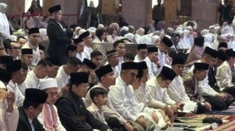 Wapres Gibran Salat Bersama Jan Ethes di Masjid Istiqlal