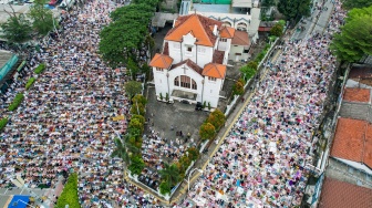 Umat Muslim melaksanakan Salat Idul Fitri 1447 Hijriah di Jatinegara, Jakarta, Jumat (21/3/2026). [Suara.com/Alfian Winanto]