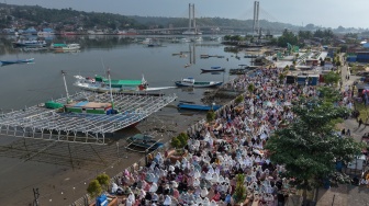 Foto udara umat Islam melaksanakan shalat Idul Fitri 1447 Hijriah di RTH Papalimba Puday, Kota Kendari, Sulawesi Tenggara, Sabtu (21/3/2026). [ANTARA FOTO/Andry Denisah/nym]
