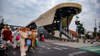 Umat Muslim datang untuk melaksanakan Salat Idul Fitri 1447 Hijriah di Jatinegara, Jakarta, Jumat (21/3/2026). [Suara.com/Alfian Winanto]