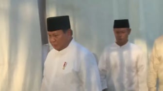 Prabowo Salat Id di Aceh Tamiang, Gabung Warga Huntara di Masjid Darussalam