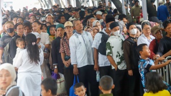 Warga mengantre dan menunggu masuk untuk Halal bihalal bersama Presiden di Istana Negara, Jakarta, Sabtu (21/3/2026). [Suara.com/Alfian Winanto]