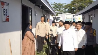 Prabowo Tinjau Huntara Korban Bencana Banjir Aceh Usai Salat Id, Cek Fasilitas dan Sapa Warga