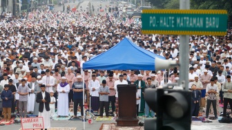 Umat Muslim melaksanakan Salat Idul Fitri 1447 Hijriah di Jatinegara, Jakarta, Jumat (21/3/2026). [Suara.com/Alfian Winanto]