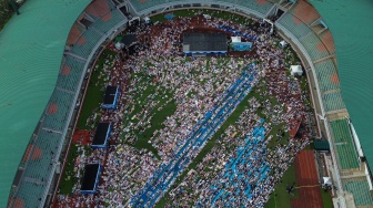 Foto udara Umat Islam melaksanakan shalat Idul Fitri 1447 H di Stadion Pakansari, Kabupaten Bogor, Jawa Barat, Sabtu (21/3/2026). [ANTARA FOTO/Yulius Satria Wijaya/nym]
