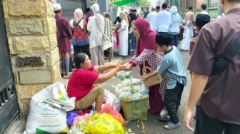 Lebaran di Kuburan: Permintaan Melonjak, Bunga Rampai Jadi 'Emas' Dadakan