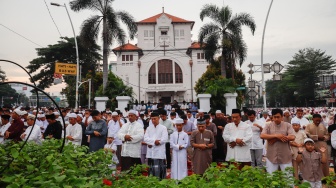 Umat Muslim melaksanakan Salat Idul Fitri 1447 Hijriah di Jatinegara, Jakarta, Jumat (21/3/2026). [Suara.com/Alfian Winanto]