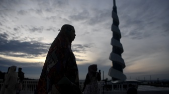 Siluet umat Islam saat berjalan setibanya untuk melaksanakan shalat Idul Fitri 1447 Hijriah di Masjid Negara di Kawasan Inti Pusat Pemerintahan (KIPP) di Ibu Kota Nusantara (IKN), Penajam Paser Utara, Kalimantan Timur, Sabtu (21/3/2026). [ANTARA FOTO/M Risyal Hidayat/nym]
