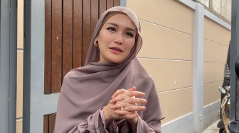 Ayu Ting Ting Kepergok Gandeng Pria, Diduga Mantan Staf Tenaga Ahli Kemenko Polkam
