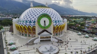 Gubernur Sulawesi Tengah Anwar Hafid  Jadi Khatib Salat Id di Masjid Raya Baitul Khairaat