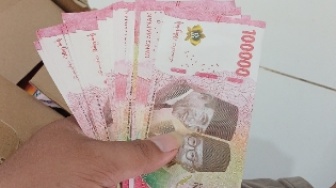 Menggugat Salam Tempel Saat Lebaran: Kenapa Anak Kecil yang Sering Dapat?