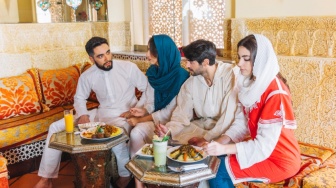 Basa-Basi Digital yang Hampa Bikin Silaturahmi Terasa Capek dan Melelahkan