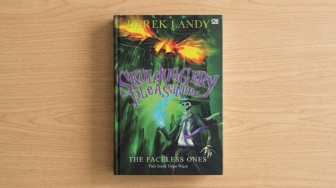 Buku Skulduggery Pleasant: Gerbang Kiamat di Tangan Detektif Tengkorak