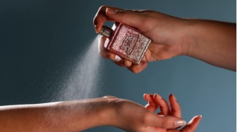 Bau Badan Wassalam! 5 Siasat Wangi Paripurna Meski Panas-panasan di Jalan