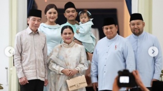 Suasana Lebaran di Istana, Senyum Tipis Iriana Jokowi Foto Bareng Presiden Prabowo
