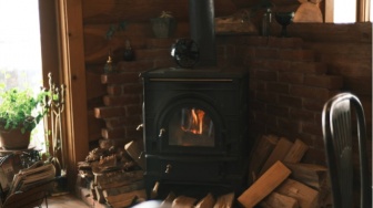 Nostalgia Aroma Dapur Ibu: Kisah Hangat Memasak dengan Tungku Kayu Bakar