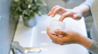 5 Rekomendasi Krim Malam Anti Aging untuk Mencerahkan Wajah