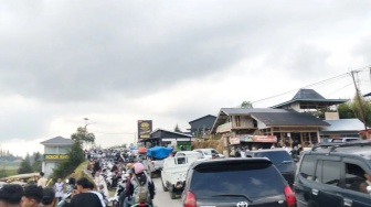 Arus Balik Lebaran 2026 Memuncak, Kawasan Alahan Panjang Solok Macet Total