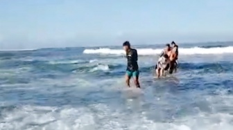 Tragedi Nyaris Pecah di Karang Papak: 4 ABG Bandung Digulung Ombak, Polairud Terjang Arus Maut