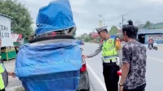 Nekat! Mobil MPV Angkut 12 Orang saat Lebaran, Bagasi Terbuka Ditutup Terpal