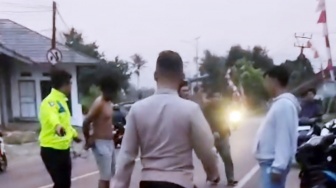 Batu Beterbangan di Jalur Mudik Bandrex: Kaca Mobil Pecah, Pria Misterius Bikin Warga Garut Histeris