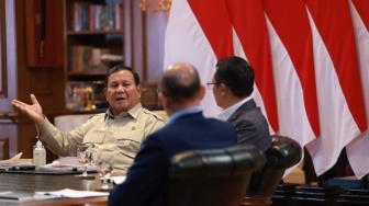 Jam 3 Pagi di Layar Prabowo: Melawan Budaya ABS dengan Podcast Kritis