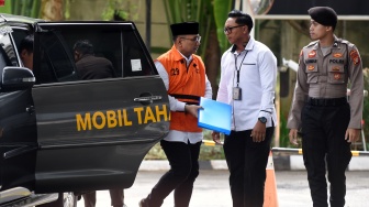 Tersangka kasus dugaan korupsi Yaqut Cholil Qoumas (kiri) keluar dari mobil tahanan untuk menjalani pemeriksaan di Gedung Merah Putih KPK, Jakarta, Rabu (25/3/2026). [ANTARA FOTO/Indrianto Eko Suwarso/tom]