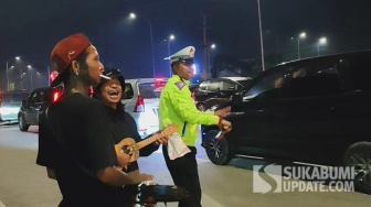 Macet One Way Bikin Stres? Aksi Spontan Aiptu Didik Joget Bareng Pengamen Bikin Pemudik Terhibur