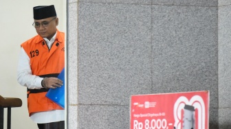 Tersangka kasus dugaan korupsi Yaqut Cholil Qoumas berjalan menuju ruang pemeriksaan di Gedung Merah Putih KPK, Jakarta, Rabu (25/3/2026). [ANTARA FOTO/Indrianto Eko Suwarso/tom]