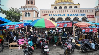 Sejumlah pemudik arus balik sepeda motor beristirahat di warung di halaman Masjid Al Maskar Hasanudin, Kabupaten Subang, Jawa Barat, Rabu (25/3/2026). [ANTARA FOTO/Fauzan/nz]
