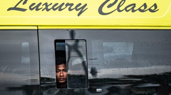 Pemilik berada di dalam dalam angkutan travel saat memasuki Gerbang Tol Banyumanik menuju arah Jakarta di Semarang, Jawa Tengah, Rabu (25/3/2026). [ANTARA FOTO/Aprillio Akbar/nz]