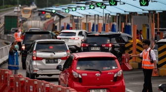 Petugas Jasa Marga mengatur arus lalu lintas kendaraan yang memasuki Gerbang Tol Banyumanik menuju arah Jakarta di Semarang, Jawa Tengah, Rabu (25/3/2026). [ANTARA FOTO/Aprillio Akbar/nz]

