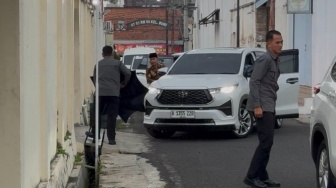 Kunjungi Guru Ngaji Jokowi, Gibran Minta Doa untuk Sang Ayah