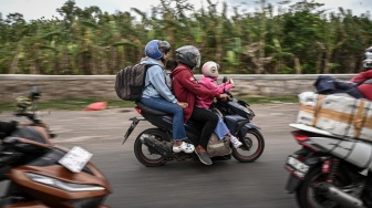 Sejumlah pemudik arus balik sepeda motor melintas di Jalan Pantura, Kabupaten Subang, Jawa Barat, Rabu (25/3/2026). [ANTARA FOTO/Fauzan/nz]