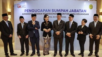 Ketua Dewan Komisioner OJK Friderica Widyasari Dewi (keempat kiri) berbincang dengan (dari kiri) Kepala Eksekutif Pengawas Perilaku Pelaku Usaha Jasa Keuangan, Edukasi dan Pelindungan Konsumen Dicky Kartikoyono, Kepala Eksekutif Pengawas Lembaga Pembiayaan, Perusahaan Modal Ventura, LKM dan LJK lainnya Agusman, Kepala Eksekutif Pengawas Perbankan Dian Ediana Rae, Wakil Ketua Dewan Komisioner Hernawan Bekti Sasongko, Kepala Eksekutif Pengawas Pasar Modal, Keuangan Derivatif dan Bursa Karbon Hasan Fawzi, Ketua Dewan Audit Sophia Issabella Watimena dan Kepala Eksekutif Pengawas Inovasi Teknologi Sektor Jasa Keuangan, Aset Keuangan Digital, dan Aset Kripto Adi Budiarso usai pengucapan sumpah jabatan Anggota Dewan Komisioner Otoritas Jasa Keuangan (OJK) di Gedung Mahkamah Agung, Jakarta, Rabu (25/3/2026). [ANTARA FOTO/Dhemas Reviyanto/nz] 