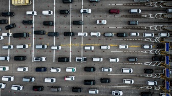 Foto udara antrean kendaraan yang memasuki Gerbang Tol Banyumanik menuju arah Jakarta di Semarang, Jawa Tengah, Rabu (25/3/2026). [ANTARA FOTO/Aprillio Akbar/nz]
