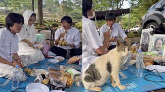 Karina Ranau Ngamuk Dibilang Lebay Lebaran di Makam Epy Kusnandar, Tantang Hater Ketemu