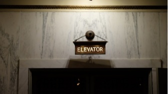 Friska, Lift Aneh, dan Lelaki Berbaju Hitam Pencari Gula Pasir