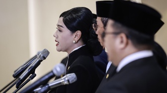 Ketua Dewan Komisioner OJK Friderica Widyasari Dewi menyampaikan keterangan pers usai pengucapan sumpah jabatan Anggota Dewan Komisioner Otoritas Jasa Keuangan (OJK) di Gedung Mahkamah Agung, Jakarta, Rabu (25/3/2026). [ANTARA FOTO/Dhemas Reviyanto/nz]