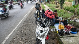 Sejumlah pemudik arus balik sepeda motor beristirahat di sisi Jalan Pantura, Kabupaten Subang, Jawa Barat, Rabu (25/3/2026). [ANTARA FOTO/Fauzan/nz]