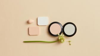 7 Rekomendasi Bedak Padat yang Bagus dan Tahan Lama untuk Makeup Harian
