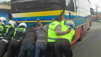 Mobil Tak Kuat Nanjak di Jalur Maut Gentong? Tenang, Pasukan "Ganjal Ban" Polres Tasik Siap Dorong