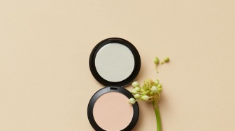 Perbedaan Two Way Cake vs Compact Powder vs Loose Powder, Mana yang Sesuai Jenis Kulitmu?