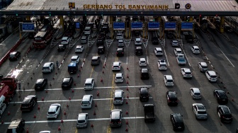Foto udara antrean kendaraan yang memasuki Gerbang Tol Banyumanik menuju arah Jakarta di Semarang, Jawa Tengah, Rabu (25/3/2026). [ANTARA FOTO/Aprillio Akbar/nz]
