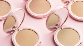 Two Way Cake dan Bedak Padat Apakah Sama? Ini 5 Rekomendasi Produk Terbaik