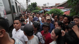 Jalan Senyap ke Bantaran Rel Senen, Pengamat: Prabowo Jungkirbalikkan Konsep Blusukan