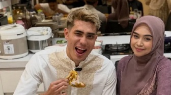 Video Umrah Bareng Bikin Gempar, Ria Ricis dan Aisar Khaled Resmi Taaruf?